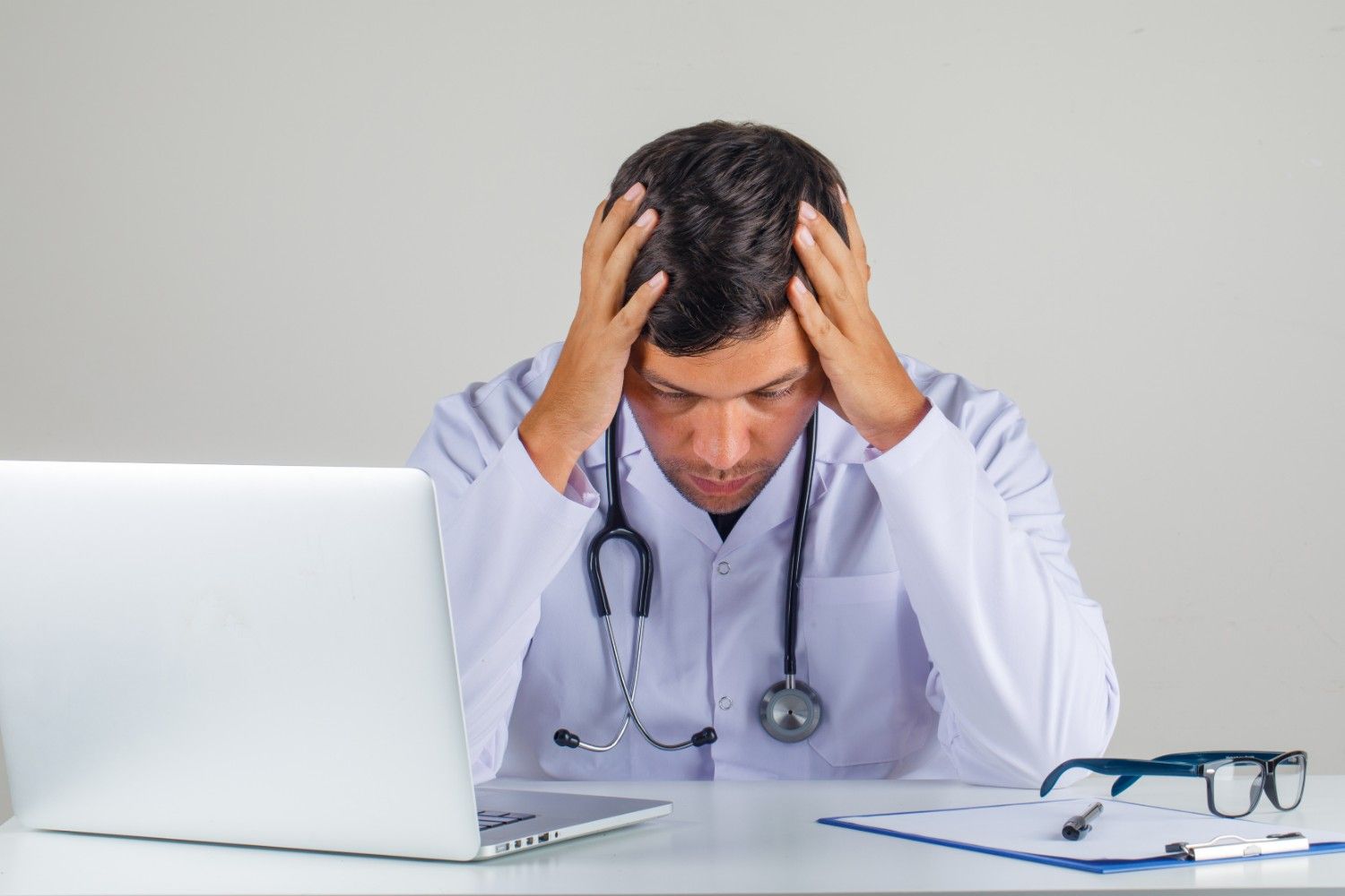Migraine Specialist in Greater Noida West: Understanding Causes, Symptoms & Treatment